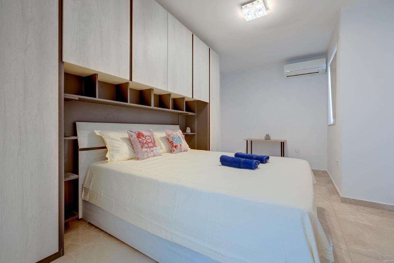 Deluxe Apartment Steps To St George'S Bay Saint Julian's Exterior photo