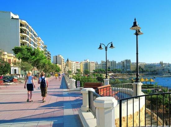 Deluxe Apartment Steps To St George'S Bay Saint Julian's Exterior photo