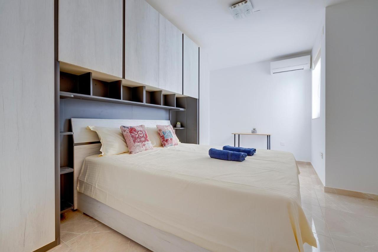 Deluxe Apartment Steps To St George'S Bay Saint Julian's Exterior photo